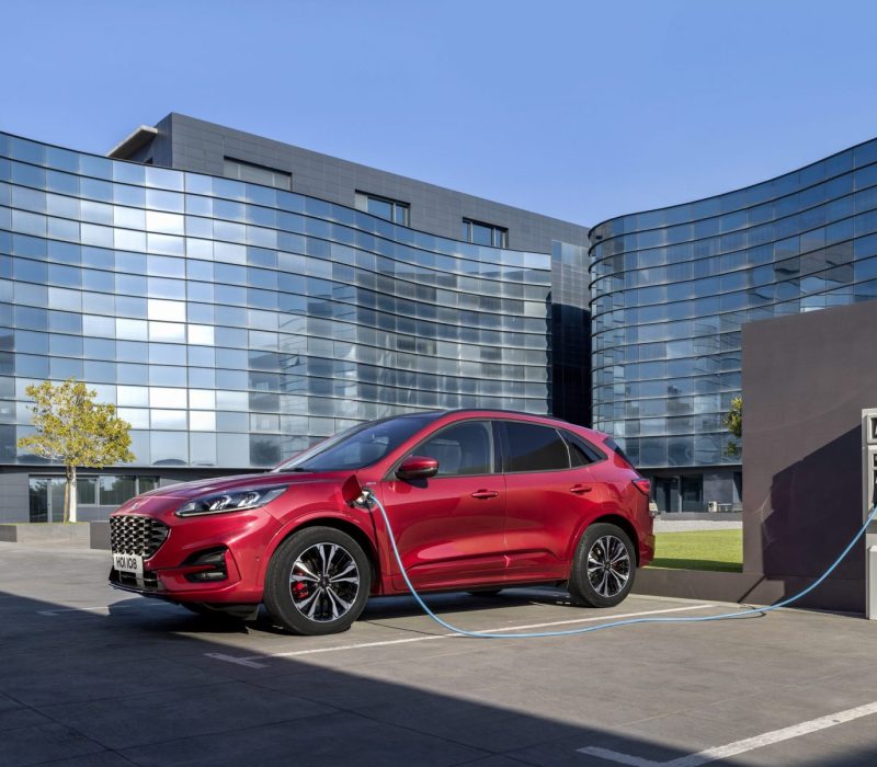 2019_FORD_KUGA_SIDE_CHARGING